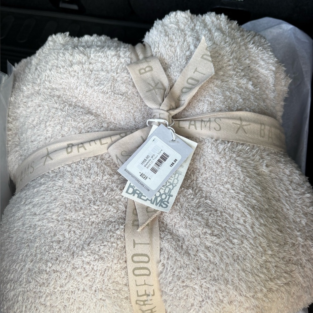 Barefoot Dreams Cream Throw Blanket brand new !! Gorgeous and comfortable!